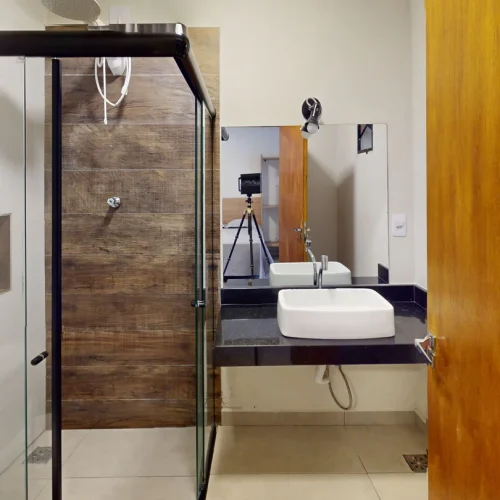 AUQWX7q6jNo-Bathroom