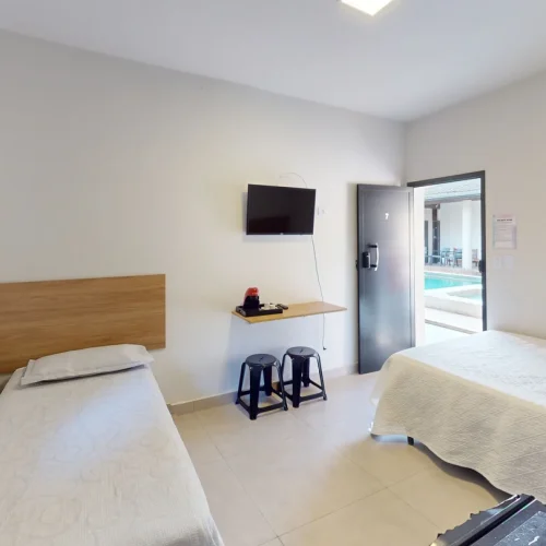 EgDrCLr7eCg-Bedroom