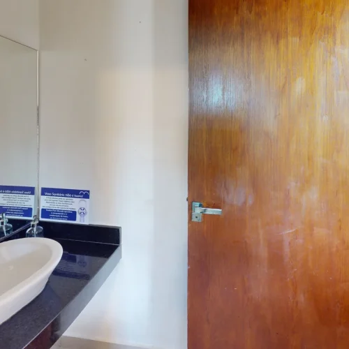 SoqpWdxT4Dw-Bathroom